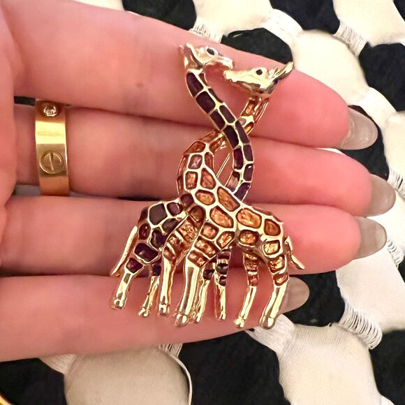 🧷Vintage Giraffes Brooch / Pin - Brown and Tan Enamel on Gold-Tone Metal - Picture 4 of 5